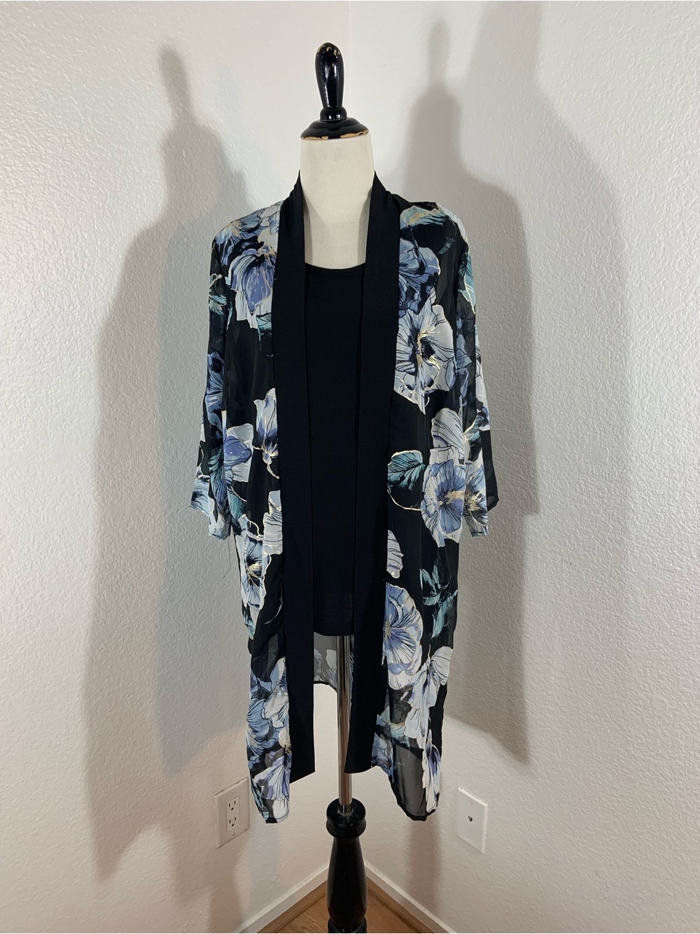 Elizabeth Williams Black Floral Open-Front Women's Kimono & Tank Top